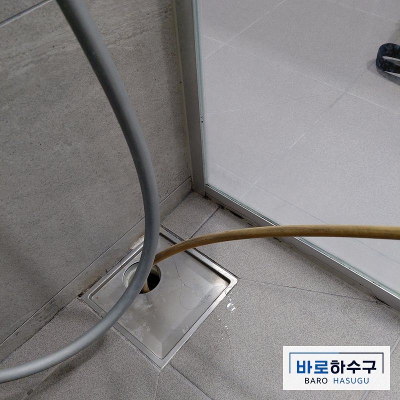 안산 욕실 하수구에 배관 세척 장비 케이블을 넣은 모습