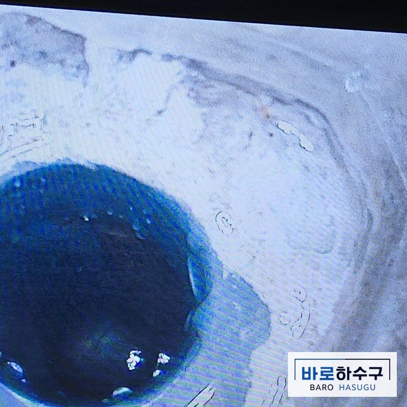 안산 욕실 하수구 배관, 이물질을 뺀 뒤 물길이 열린 내시경 화면