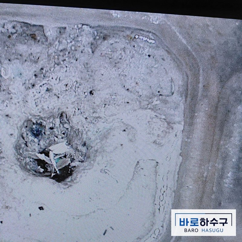 안산 욕실 하수구 배관 입구, 석회와 이물질로 막힌 작업 전 내시경 화면