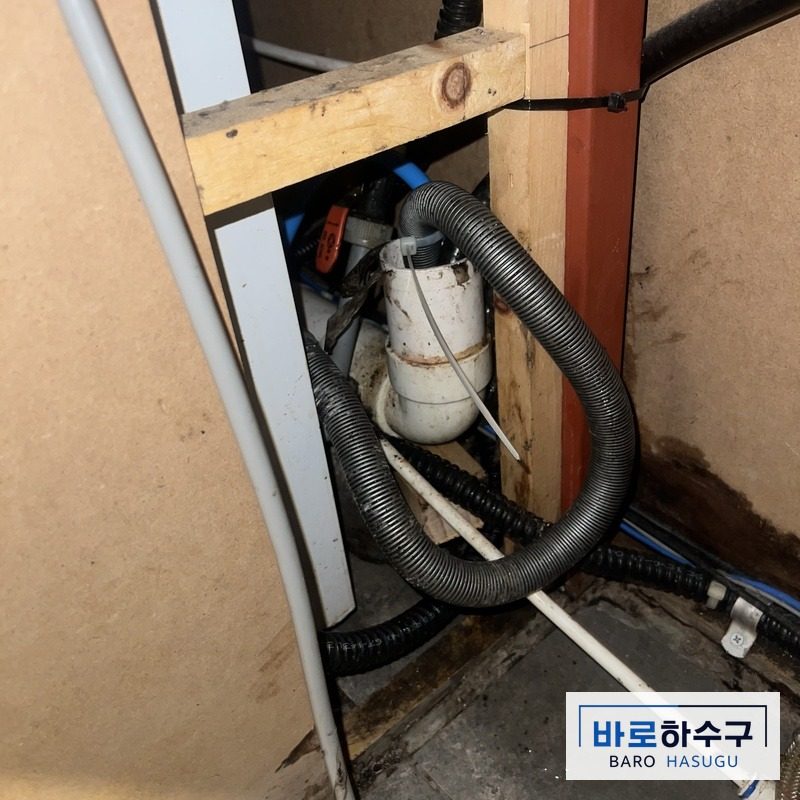 안산 상록구 카페 하부장 안쪽, 배관과 주름호스가 지나가는 모습