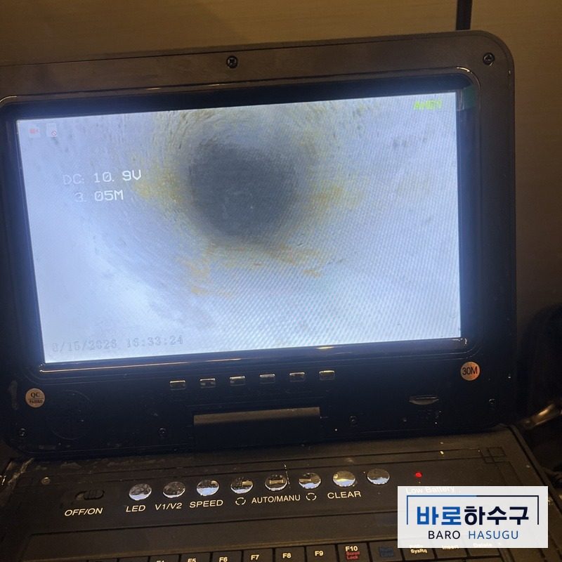 배관 세척 뒤 관 안쪽이 드러난 안산 상록구 카페 배관 내시경 화면