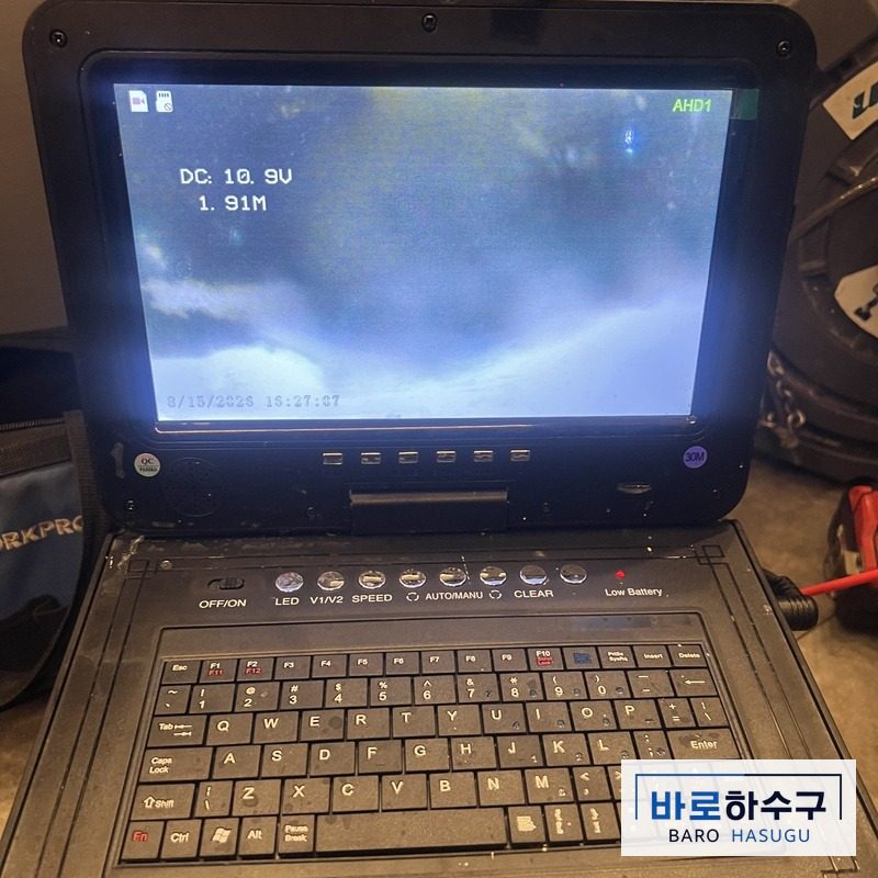 안산 상록구 카페 배관 속, 커피 찌꺼기와 이물질로 뿌옇게 보이는 작업 전 내시경 화면