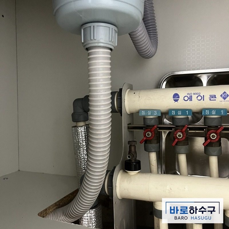 새 주름호스로 교체한 뒤의 안산 현장 싱크대 배수통 아래