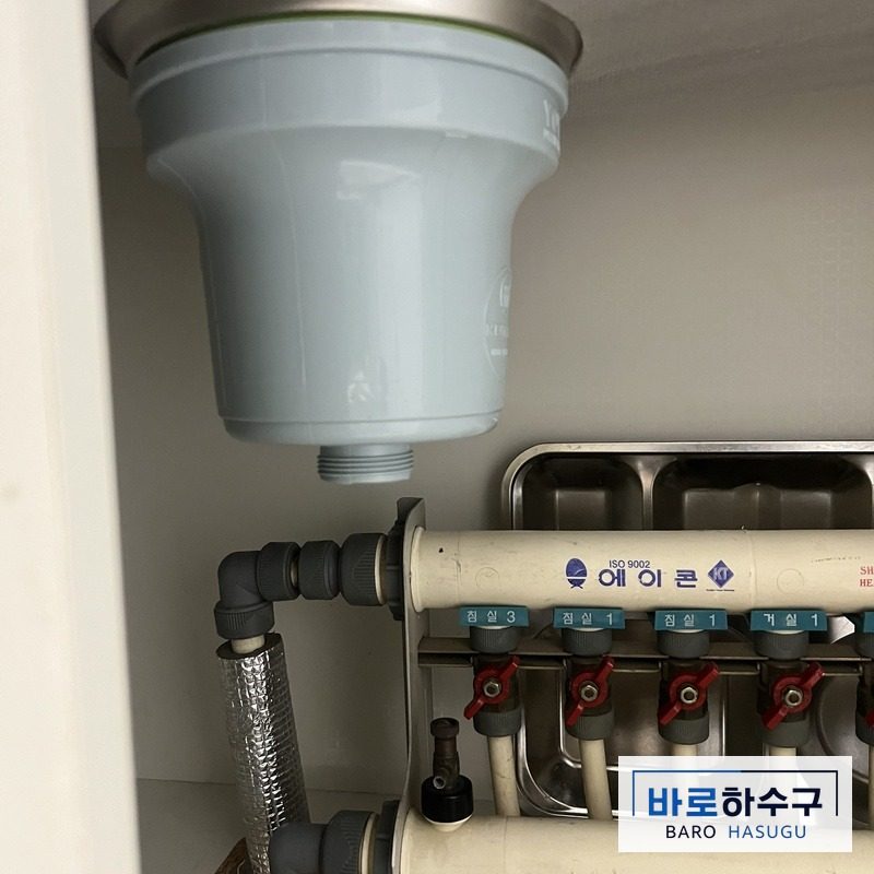 안산 현장 싱크대 하부장, 손상된 주름호스를 떼어 낸 배수통 아래 작업 전 모습