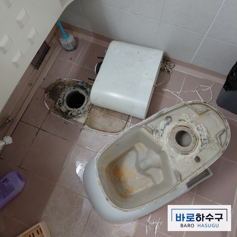 안산 상록구 현장에서 바닥에서 떼어 눕혀 둔 변기