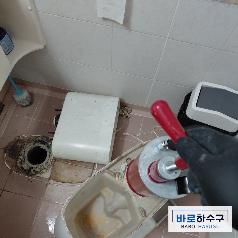 안산 상록구 현장에서 탈거한 변기의 이물질을 빼내는 작업