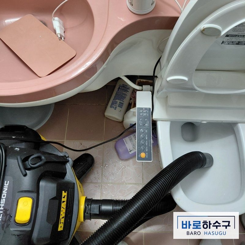 안산 상록구 변기에 석션 장비 호스를 넣은 작업 모습