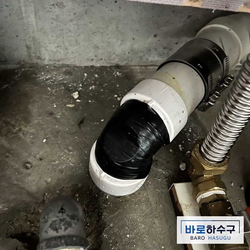 배관 세척 뒤 타공 부위를 마감한 안양 만안구 현장 싱크대 노출 배관