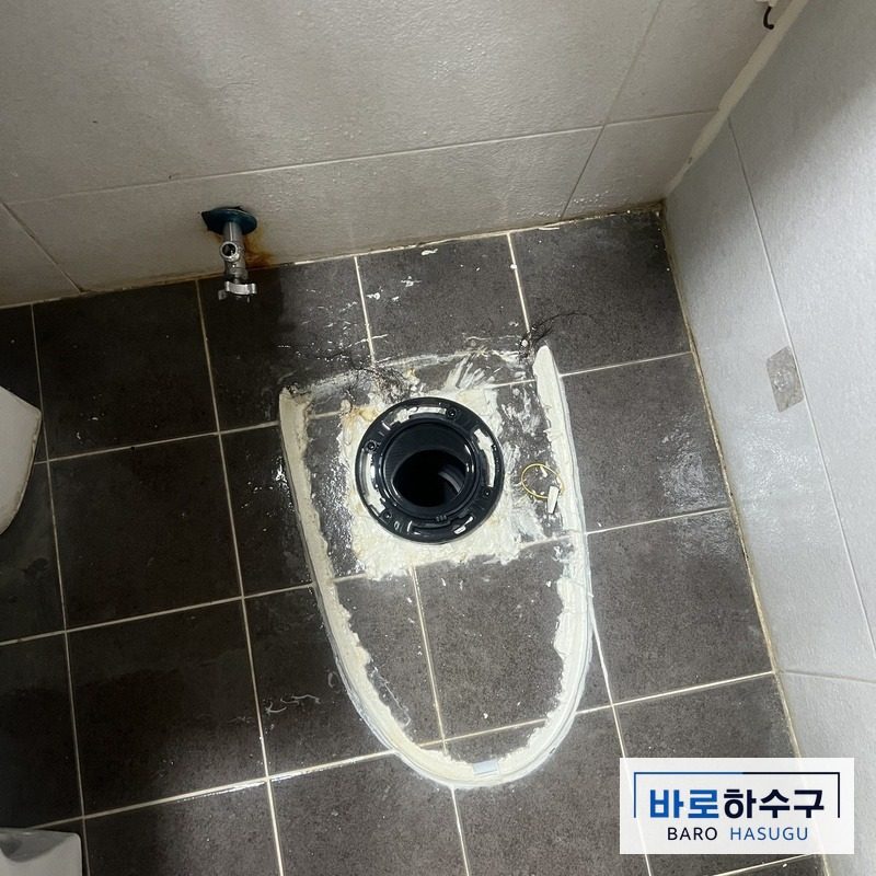 안양 현장 화장실, 변기를 탈거해 배관 입구가 드러난 작업 중 모습