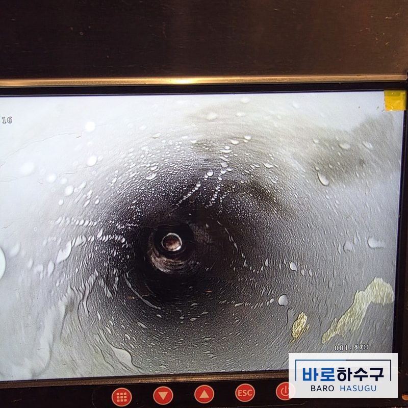 석회를 깎아낸 뒤 관 벽이 그대로 드러난 부평 현장 욕실 배관 내시경 화면