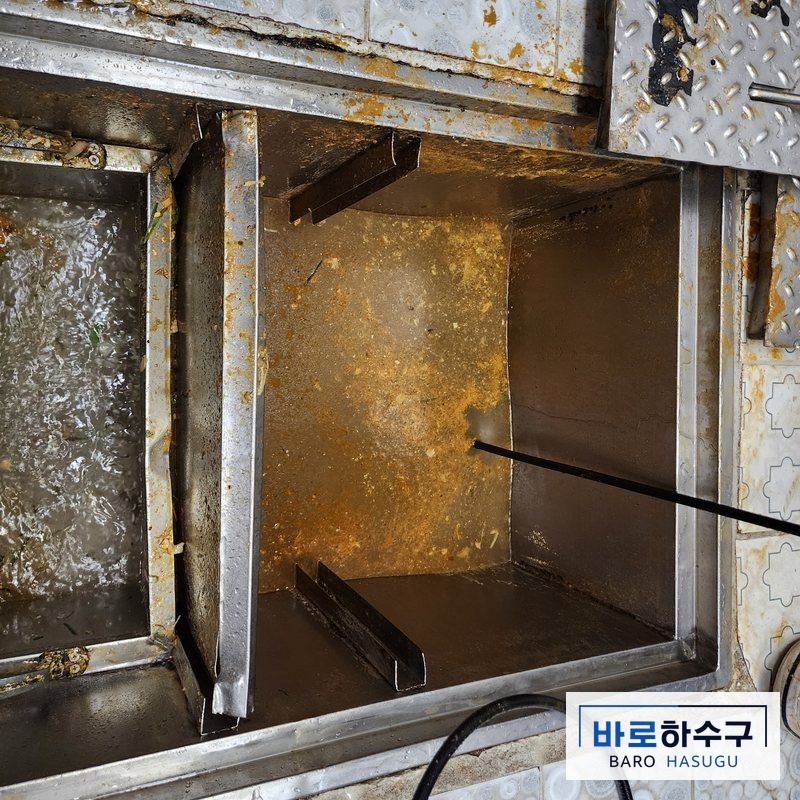 화성 동탄 구내식당 그리스트랩 안에 배관 세척 호스를 넣은 모습