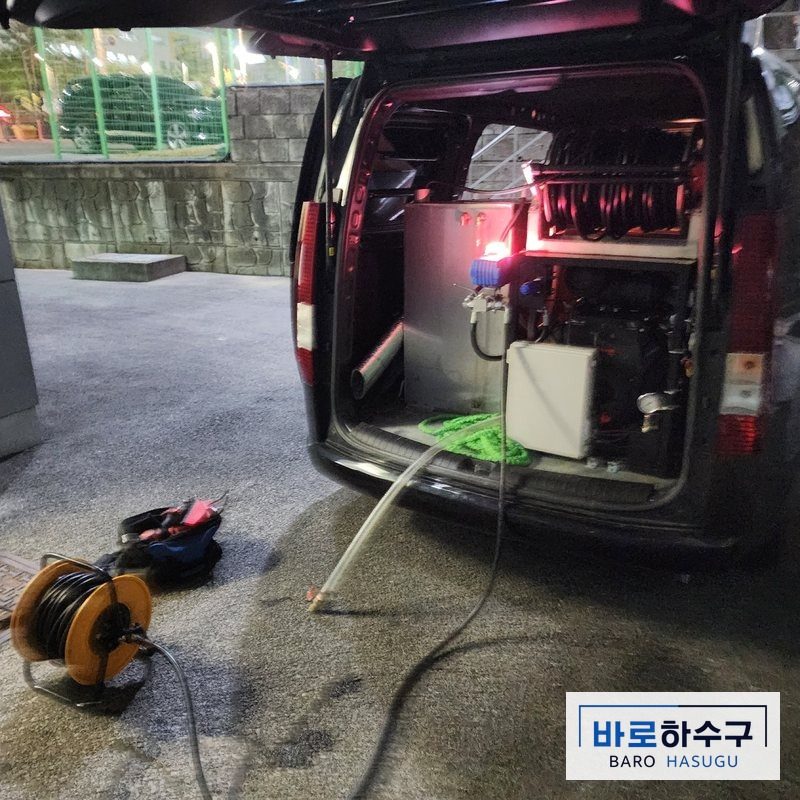 화성 동탄 현장에 배관 세척 장비를 싣고 온 작업 차량