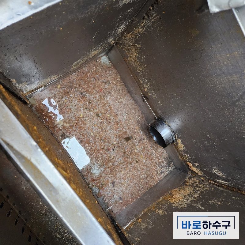 화성 동탄 구내식당 그리스트랩, 배관 세척 뒤 맑은 물이 고인 모습
