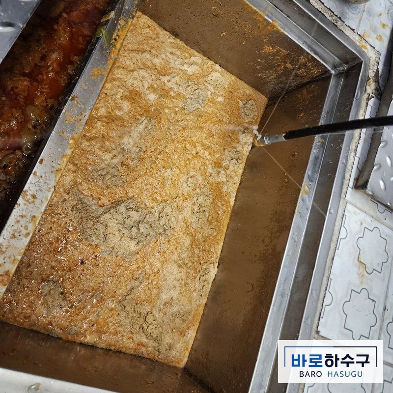 화성 동탄 구내식당 그리스트랩, 굳은 기름이 두껍게 덮인 모습