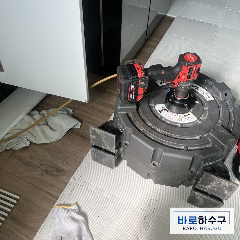 화성 동탄 현장 주방 바닥에 놓은 배관 세척 장비와 케이블