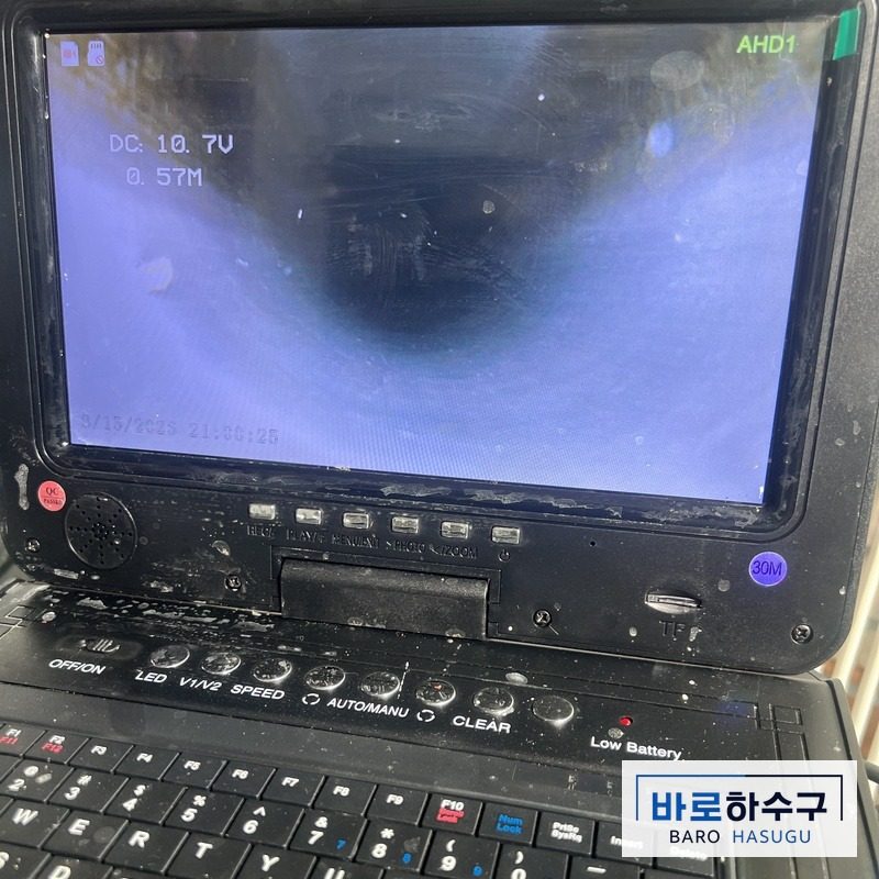 화성 동탄 현장 역류하던 싱크대 배관 안쪽을 확인한 내시경 화면