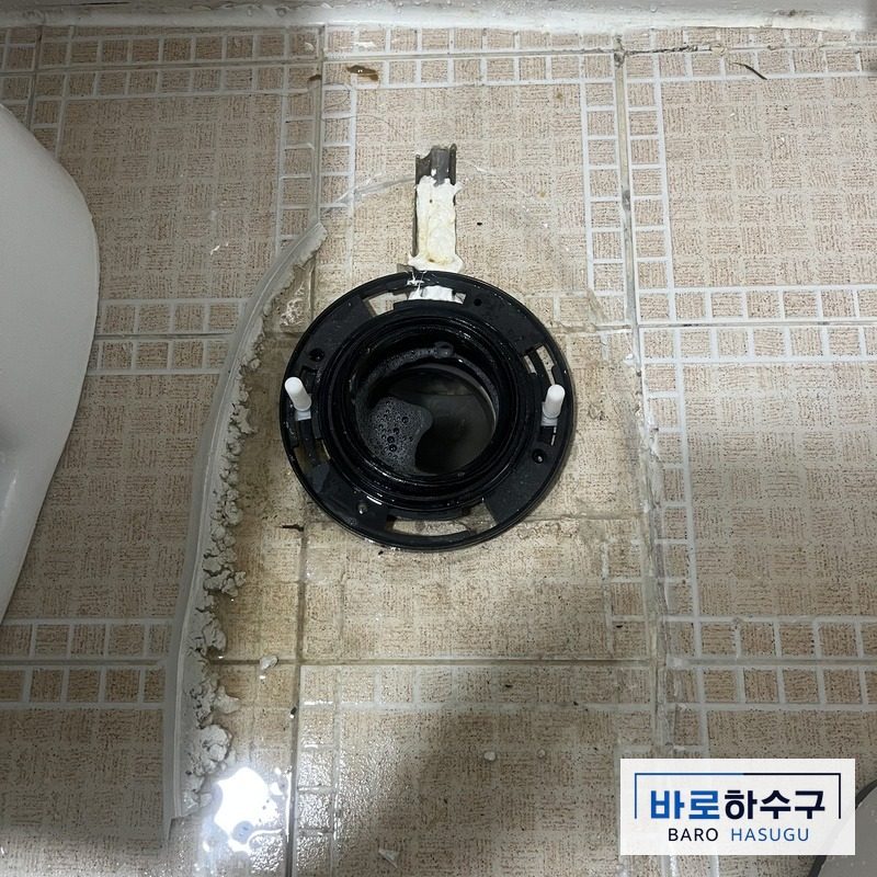 하남 현장 변기를 떼어낸 자리, 배관 입구에 물이 가득 차 내려가지 않는 작업 전 상태