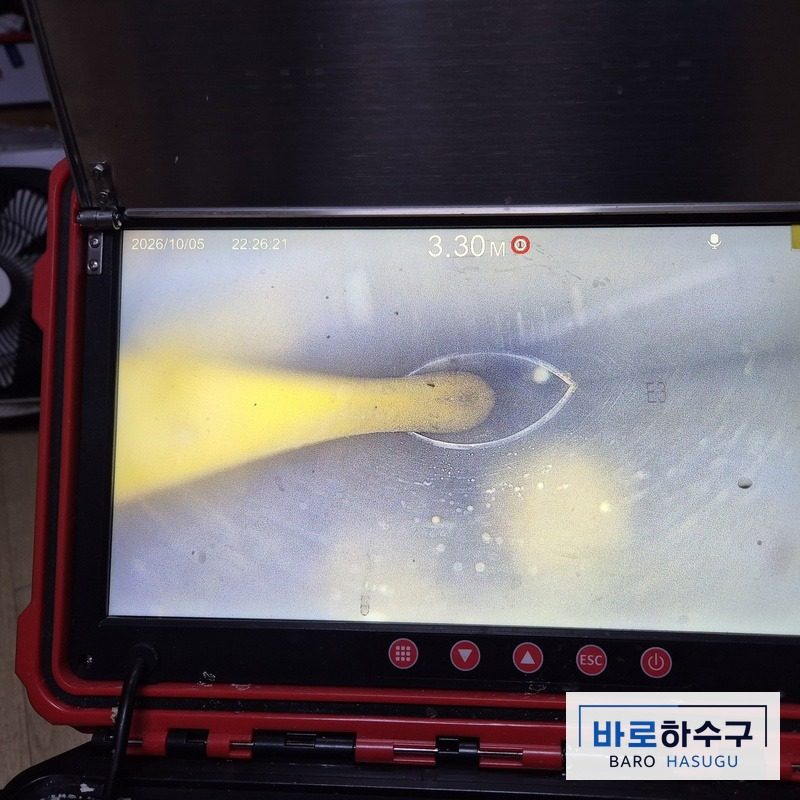 스케일링 뒤 기름층이 걷혀 통로가 트인 파주 현장 싱크대 배관 내시경 화면