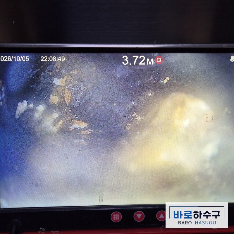 파주 현장 싱크대 배관 내시경 화면, 누렇게 굳은 기름 덩어리가 관 벽을 덮어 통로가 좁아진 작업 전 상태