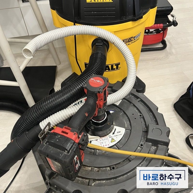 평택 서정동 현장 주방 바닥에 놓은 배관 세척 장비와 집진기