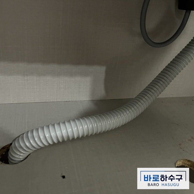 새 주름호스로 바꾸고 위치를 옮긴 평택 서정동 현장 싱크대 하부장