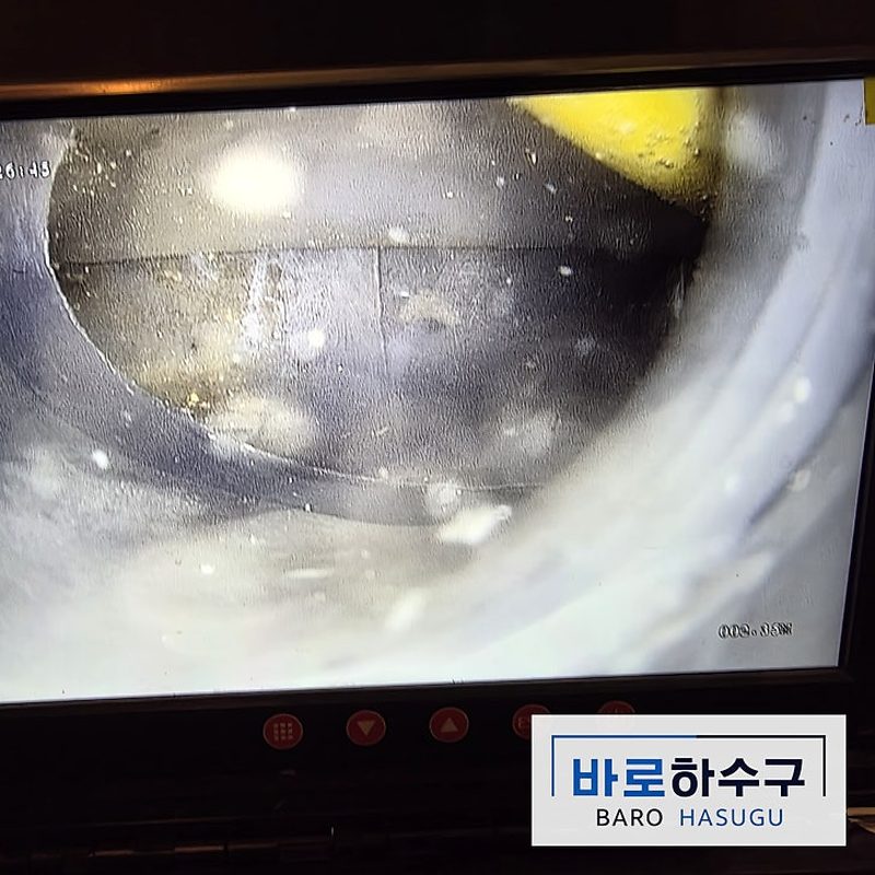 세척 후 기름때가 걷히고 관 벽이 드러난 성남 현장 배관 내시경 화면