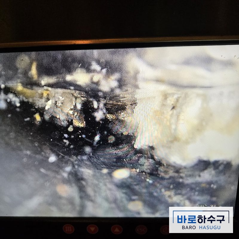 성남 수정구 현장 배관 내시경 화면, 기름때가 관 벽을 두껍게 덮어 통로가 절반 이하로 좁아진 작업 전 상태