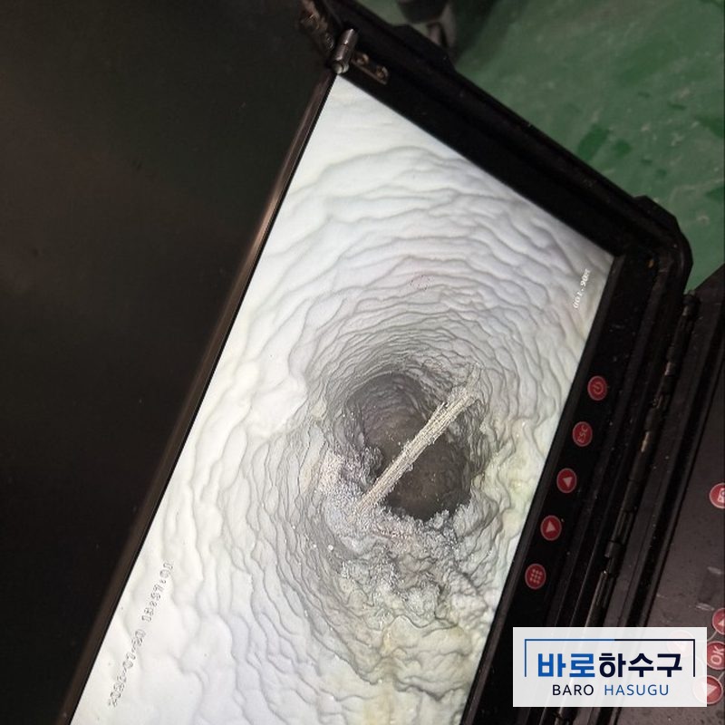 성남 수정구 공장 폐수배관 내시경 화면, 찌꺼기와 오물이 관 안쪽에 쌓여 통로가 좁아진 작업 전 상태