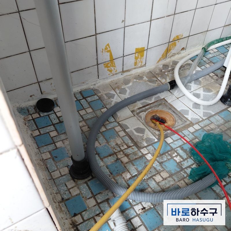 시흥 욕실 하수구에 배관 세척 장비 케이블을 넣은 모습