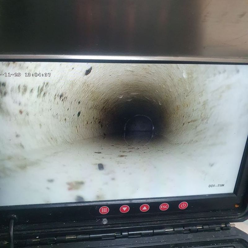 고압 세척 후 관 벽이 드러나고 배관 안쪽 통로가 넓게 확보된 내시경 화면