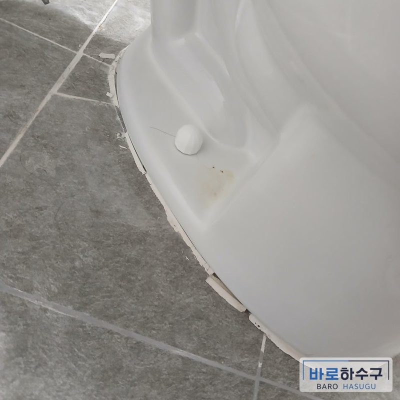 수원 현장 변기 뒤쪽 백시멘트가 떨어져 나가 바닥 타일이 그대로 드러난 작업 전 상태