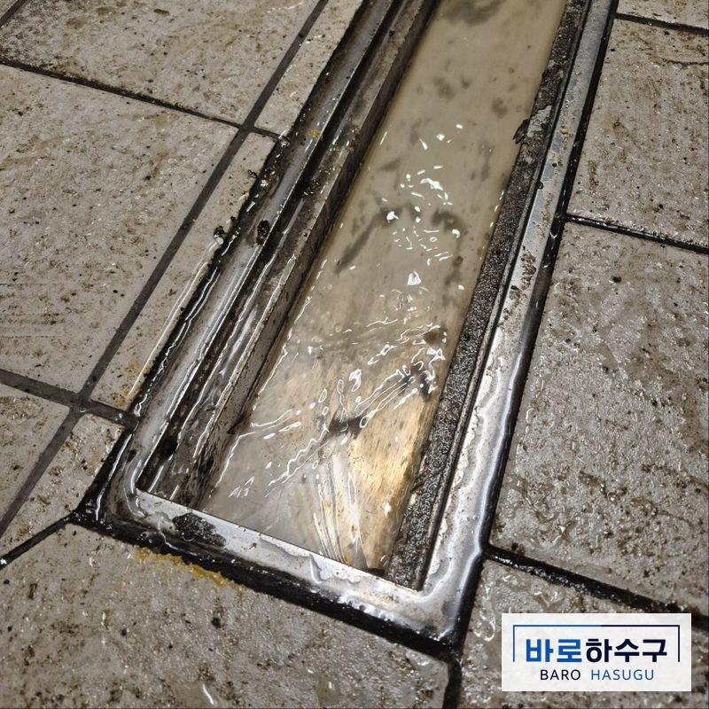 배관 스케일링 뒤 물이 맑게 흘르는 수원 식당 주방 트렌치