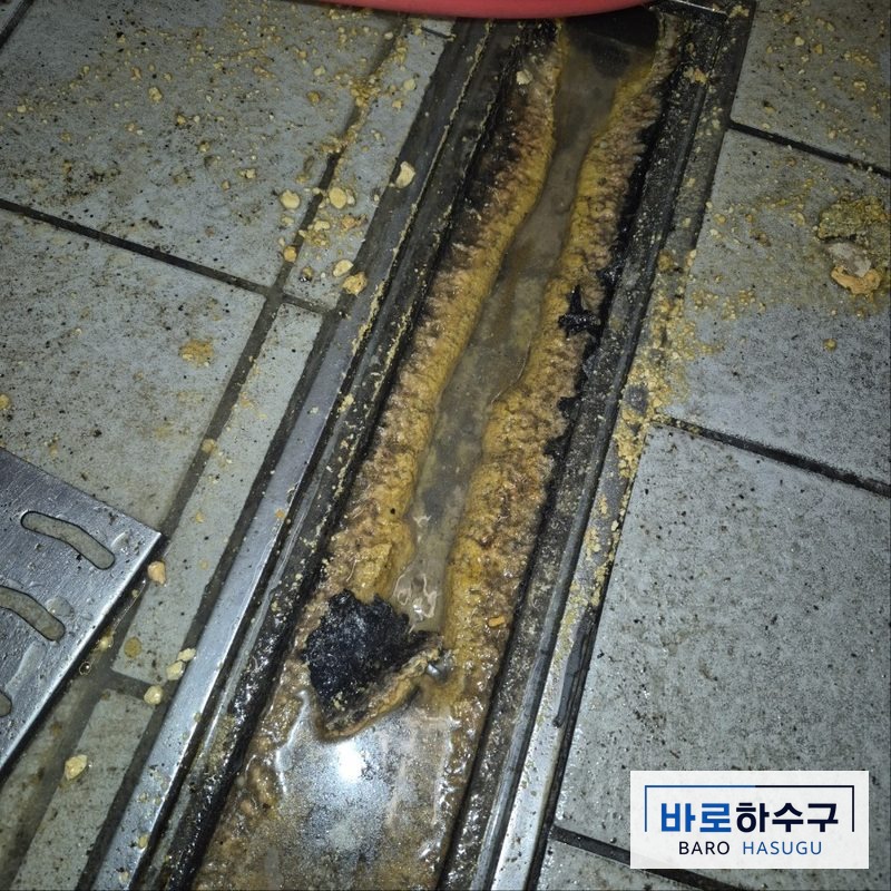 수원 식당 주방 트렌치, 누런 기름때와 찌꺼기가 배수로를 덮고 물이 고여 있는 작업 전 상태
