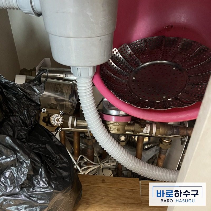 새 주름호스로 교체한 의왕 오전동 현장 싱크대 하부
