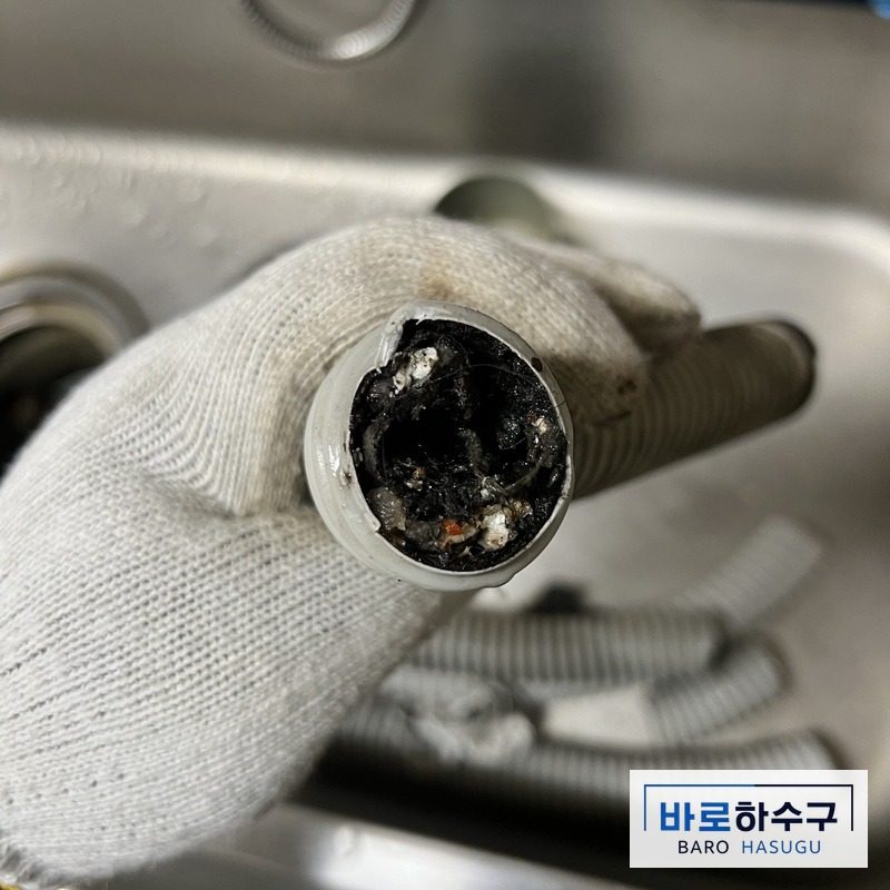 의왕 오전동 현장에서 빼낸 주름호스, 안쪽이 찌꺼기로 꽉 막힌 모습