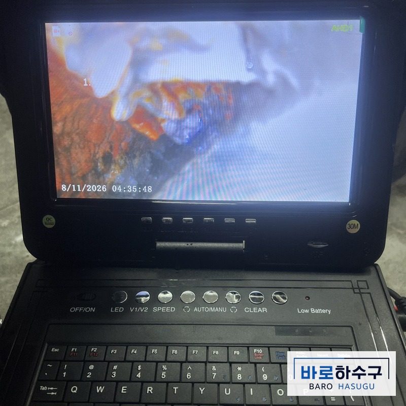 의왕 오전동 식당 주방 배관 속 음식물과 기름 찌꺼기가 보이는 작업 전 내시경 화면