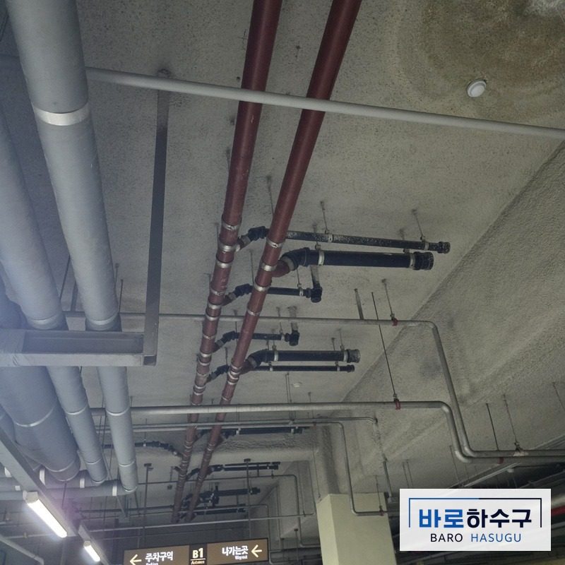 인천 연수구 현장 천장 아래로 지나가는 하수 배관들, 교체 전