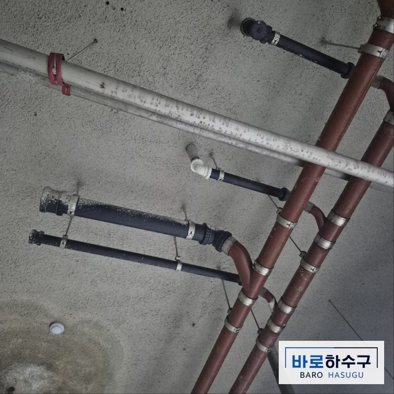 배관을 바꿔 새로 연결한 천장 하수 배관, 교체 후