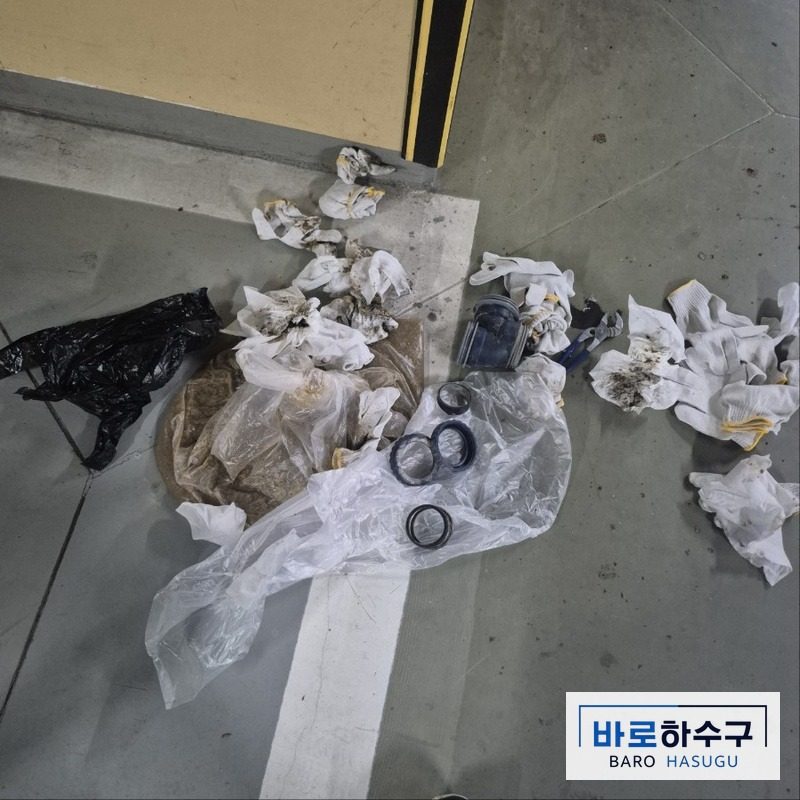 배관 세척과 교체를 마친 뒤 바닥에 모아 둔 걸레와 떼어낸 부속