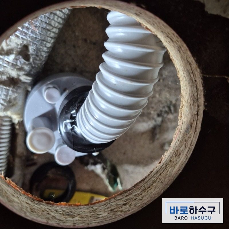 하부장 바닥에 악취방지 트랩을 설치하고 새 주름호스를 연결한 인천 연수구 현장