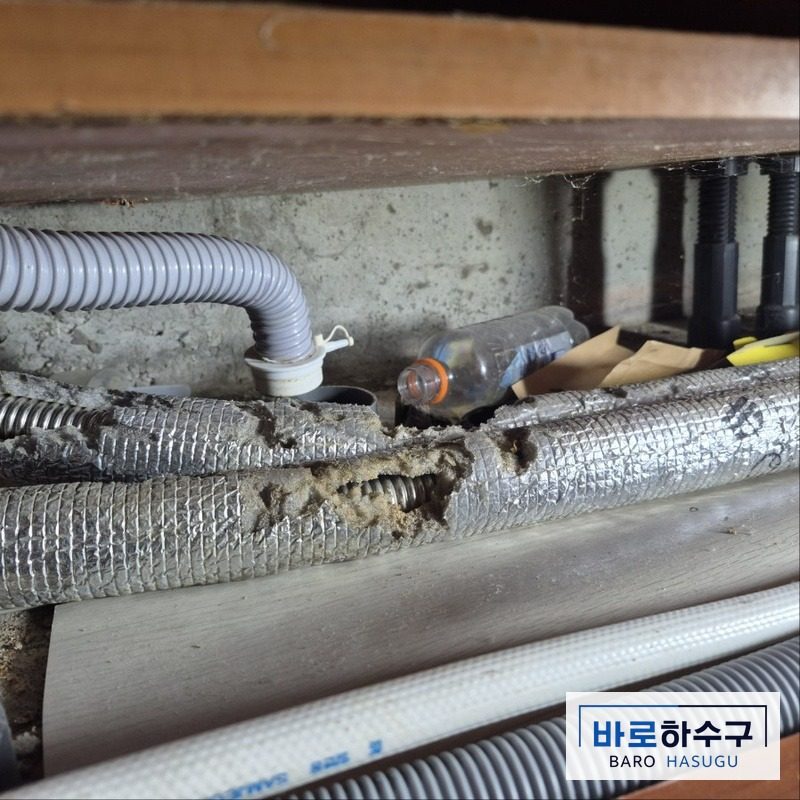 인천 연수구 현장 하부장 안쪽, 냄새가 올라오던 하수구 배관과 낡은 호스가 보이는 작업 전 모습