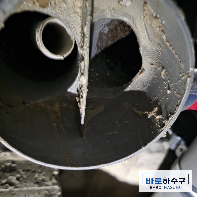 시멘트를 제거한 뒤 관 안쪽 통로가 드러난 용인 현장 욕실 배관 작업 후 모습