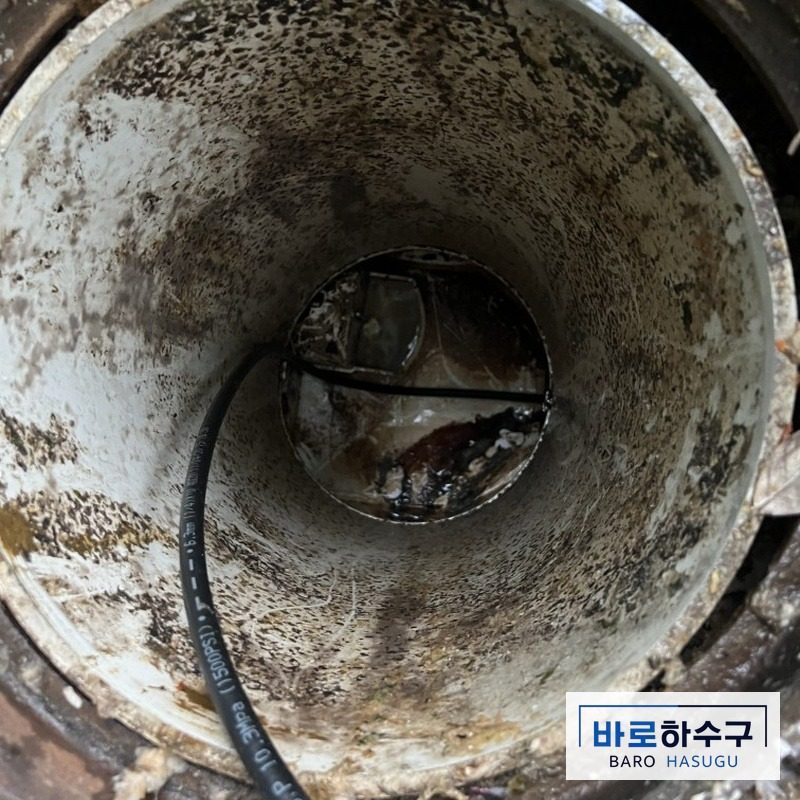 용인 수지구 현장 오수받이 안쪽 배관에 고압세척 호스를 넣어 세척하는 모습